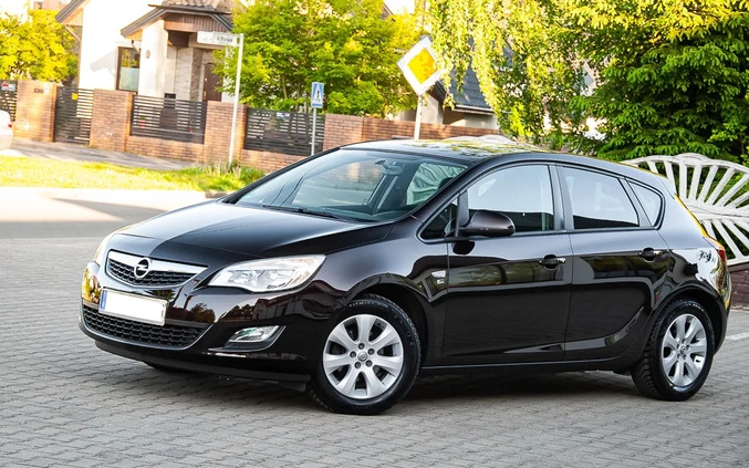 Opel Astra cena 29900 przebieg: 170000, rok produkcji 2012 z Bierutów małe 596